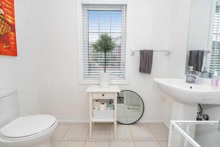 Photo 7 at 2 Estelle Gate, Bram East, Brampton