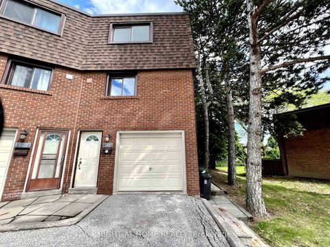 Photo 2 at 43 - 286 Sprucewood Court, L'Amoreaux, Toronto