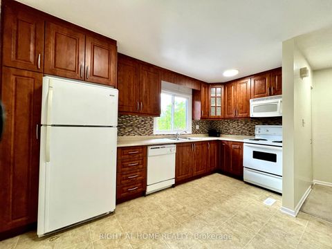Photo 10 at 43 - 286 Sprucewood Court, L'Amoreaux, Toronto