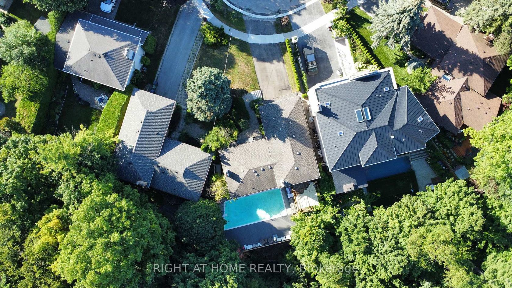 8 Hillavon Drive, Rosethorn, Toronto 