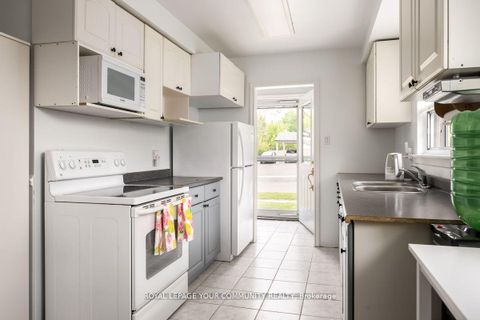 Photo 10 at 16 Midhurst Drive, Clairville, Toronto