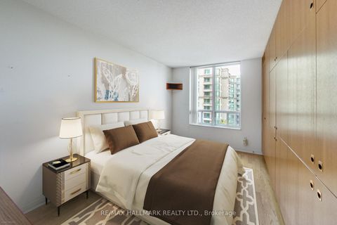 Photo 4 at 702 - 5 Emerald Lane, Yorkhill, Vaughan