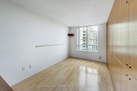 Photo 5 at 702 - 5 Emerald Lane, Yorkhill, Vaughan