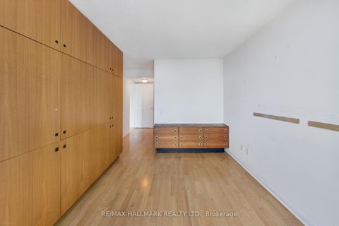 Photo 9 at 702 - 5 Emerald Lane, Yorkhill, Vaughan