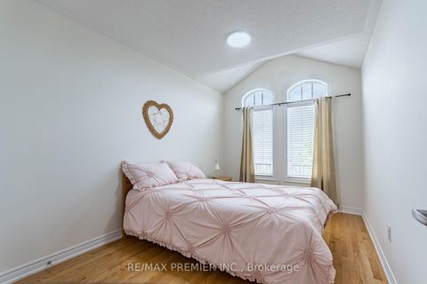 Photo 22 at 47 Barli Crescent, Patterson, Vaughan