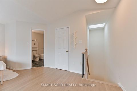 Photo 18 at 152 - 18 Clark Avenue W, Yorkhill, Vaughan