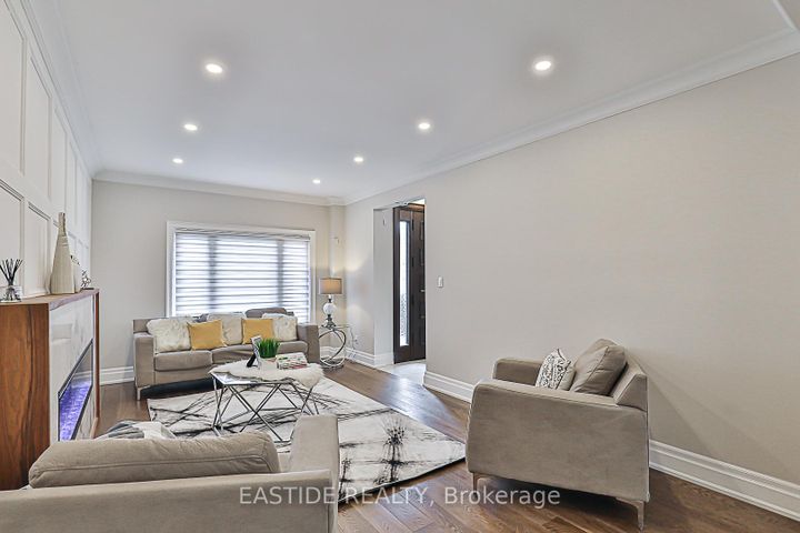 Photo 7 at 11 Gatcombe Circle, Mill Pond, Richmond Hill