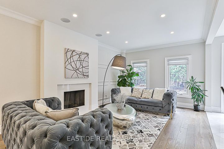 Photo 12 at 11 Gatcombe Circle, Mill Pond, Richmond Hill
