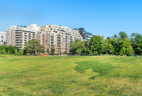 Photo 3 at 705 - 15 Stafford Street, Niagara, Toronto
