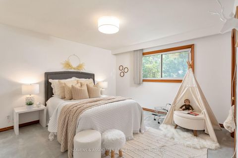 Photo 27 at 19 Holita Road, Newtonbrook West, Toronto