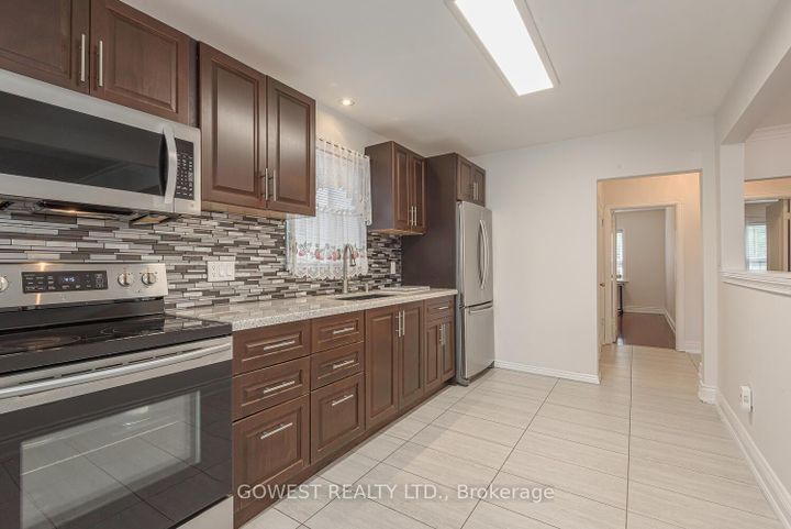 Photo 5 at 1 Fairbourne Crescent, Birchmount, Toronto