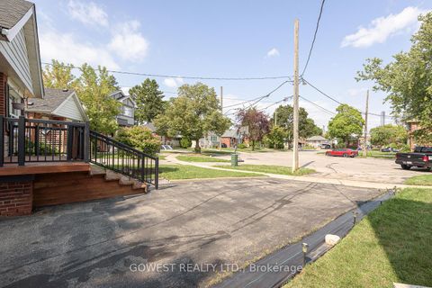 Photo 2 at 1 Fairbourne Crescent, Birchmount, Toronto