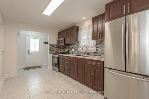 Photo 4 at 1 Fairbourne Crescent, Birchmount, Toronto