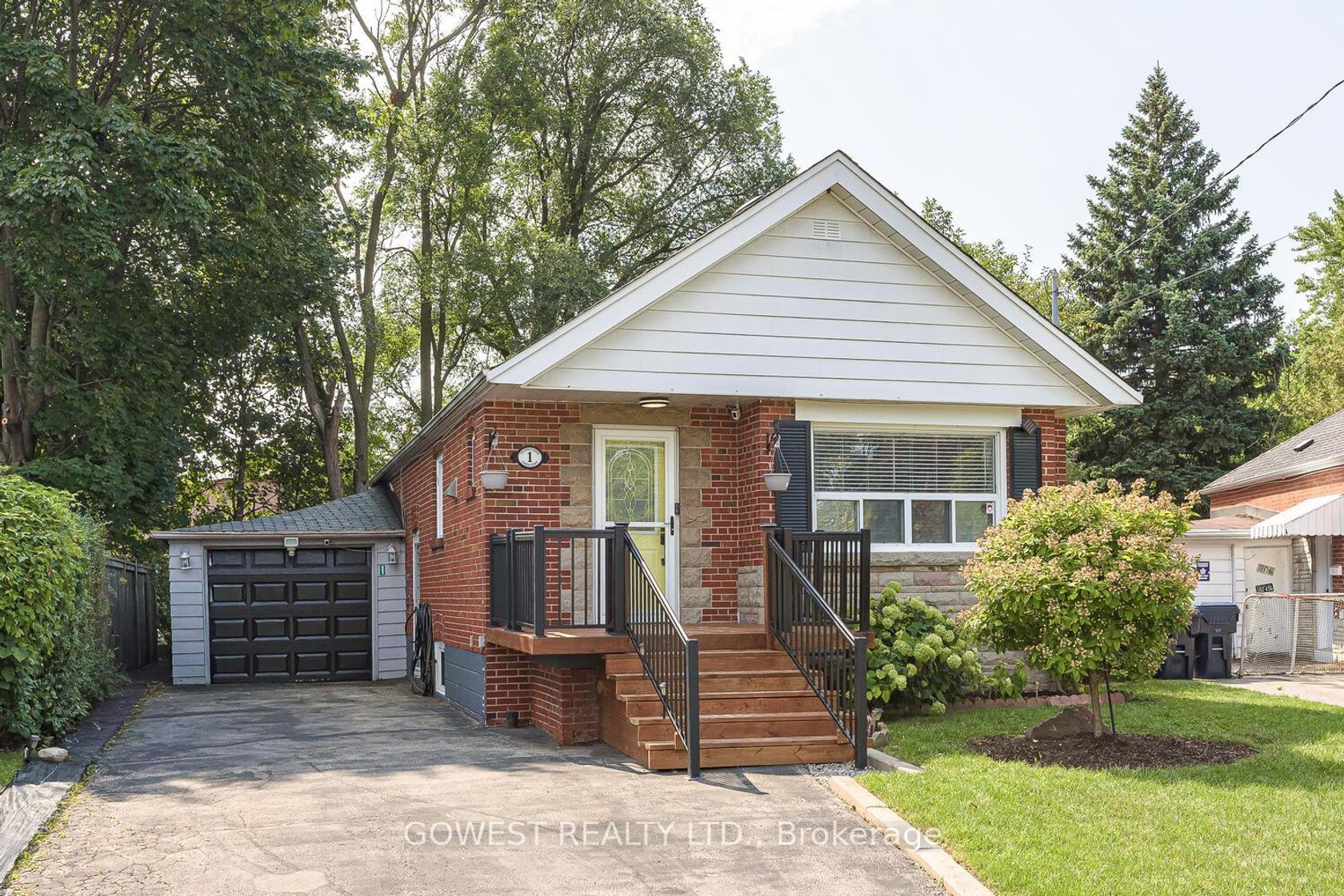 1 Fairbourne Crescent, Birchmount, Toronto 
