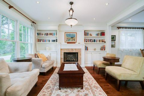 Photo 5 at 101 Perry Crescent, Rosethorn, Toronto
