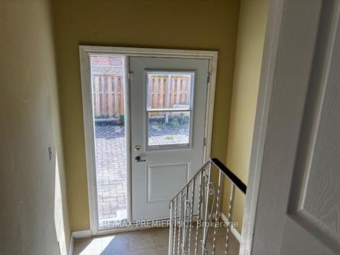 Photo 10 at 14 Madron Crescent, York University Heights, Toronto
