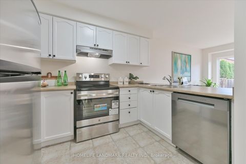 Photo 10 at 206 Venice Gate Drive, Vellore Village, Vaughan