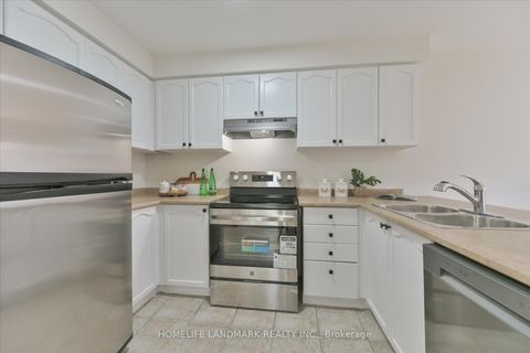 Photo 11 at 206 Venice Gate Drive, Vellore Village, Vaughan