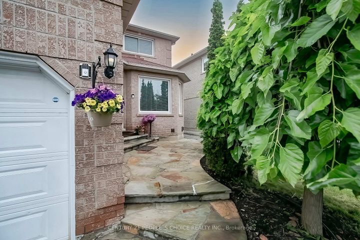 Photo 2 at 24 Vivians Crescent, Fletcher's West, Brampton