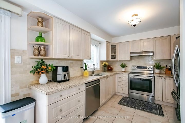 Photo 14 at 24 Vivians Crescent, Fletcher's West, Brampton