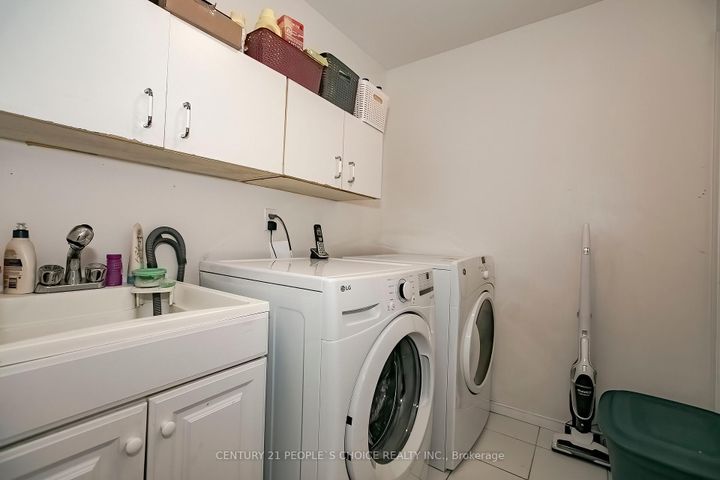 Photo 17 at 24 Vivians Crescent, Fletcher's West, Brampton