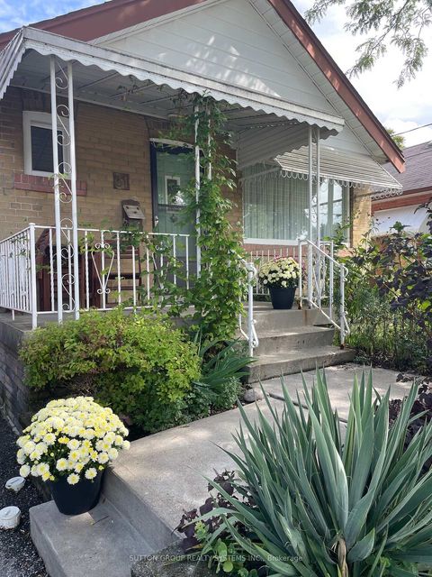Photo 1 at 31 Doris Drive, Parkview, Toronto