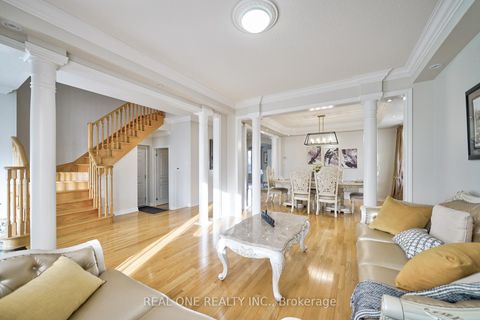 Photo 3 at 29 Seiffer Crescent, Jefferson, Richmond Hill