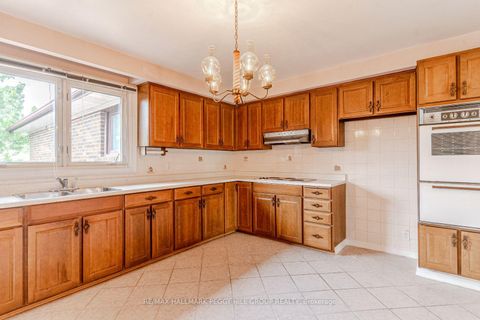 Photo 3 at 39 Frith Road, Jane Heights, Toronto