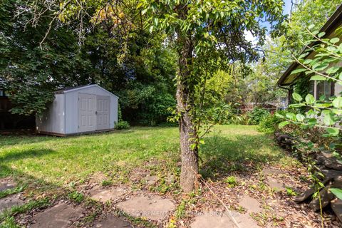 Photo 4 at 149 Mansfield Drive, CP College Park, Oakville
