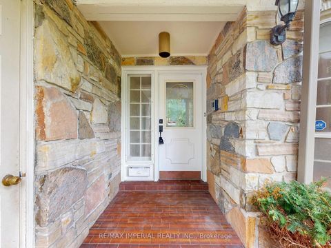 Photo 2 at 5 Creekside Road, Newtonbrook East, Toronto
