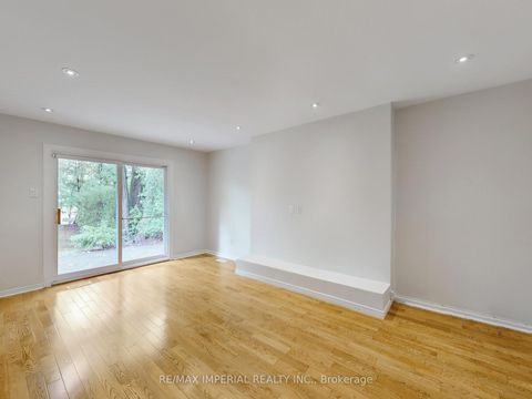 Photo 7 at 5 Creekside Road, Newtonbrook East, Toronto