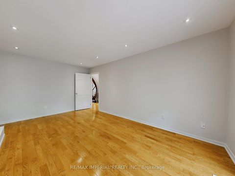 Photo 9 at 5 Creekside Road, Newtonbrook East, Toronto
