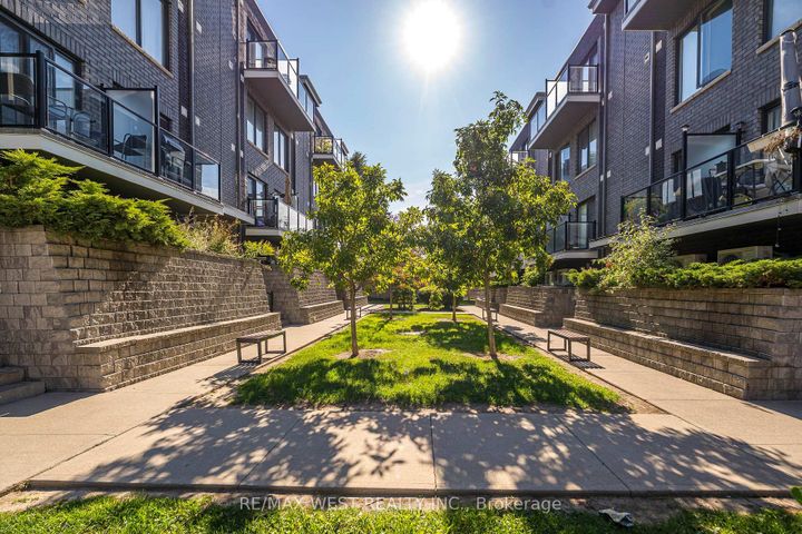 Photo 5 at 32 - 2061 Weston Road, Weston, Toronto