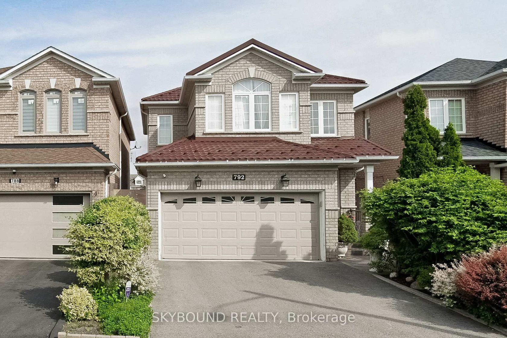 792 Ledbury Crescent, East Credit, Mississauga by Loree Meneguzzi Real Estate 792 Ledbury Crescent, East Credit, Mississauga