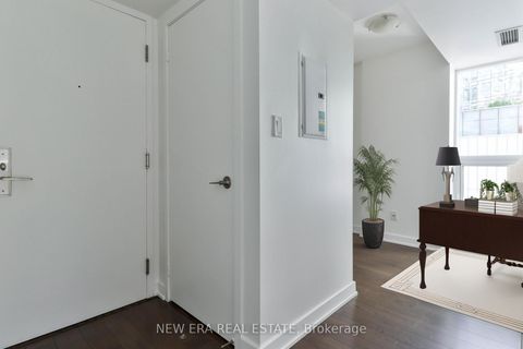 Photo 9 at 411 - 126 Simcoe Street, Waterfront Communities C1, Toronto