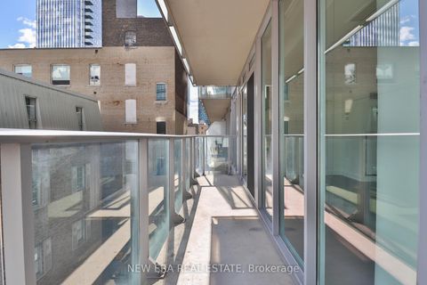 Photo 13 at 411 - 126 Simcoe Street, Waterfront Communities C1, Toronto