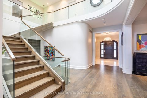 Photo 2 at 14 Sulgrave Crescent, Windfields, Toronto