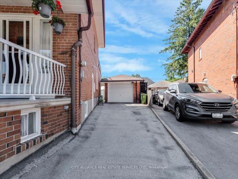 Photo 2 at 122 Brookhaven Drive, Amesbury, Toronto