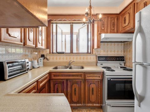 Photo 16 at 122 Brookhaven Drive, Amesbury, Toronto