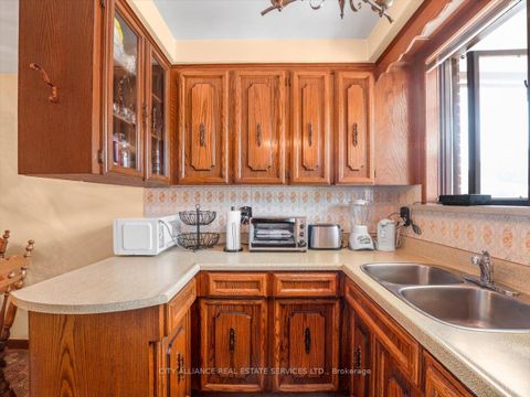 Photo 18 at 122 Brookhaven Drive, Amesbury, Toronto