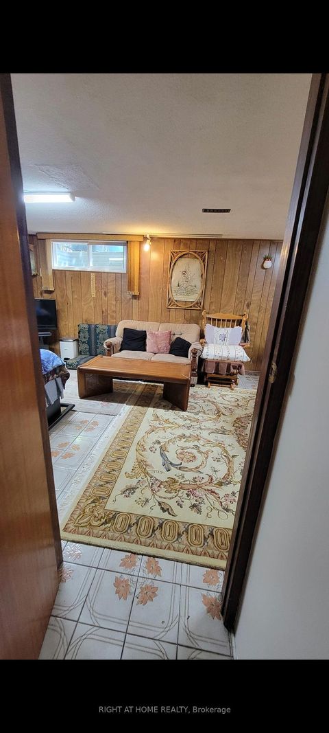 Photo 11 at 12 Fairglen Avenue, L'Amoreaux, Toronto