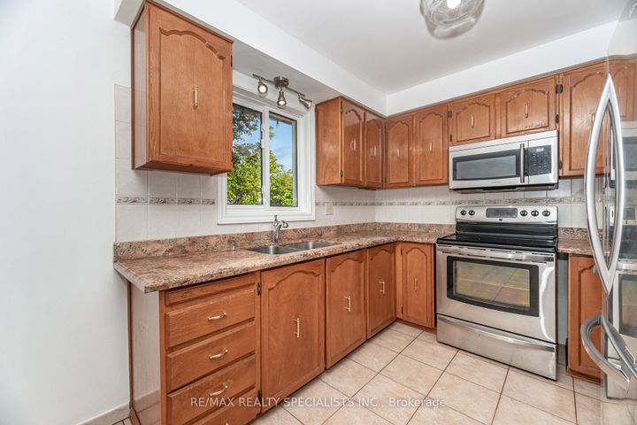 Photo 15 at 30 Linkdale Road, Brampton North, Brampton