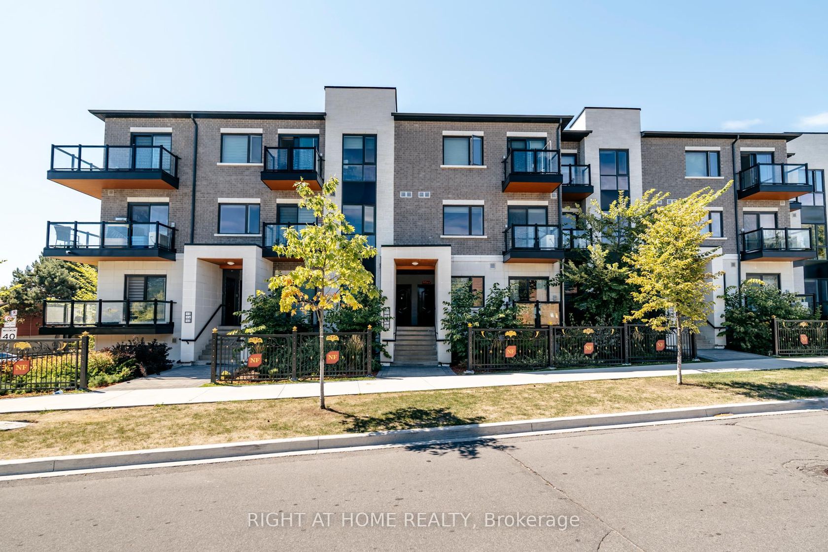 D302 - 200 Chester Le Boulevard, L'Amoreaux, Toronto 