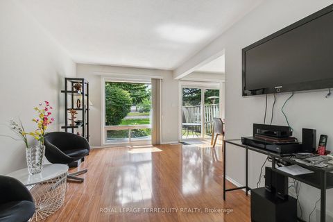 Photo 6 at 139 Huntingdale Boulevard, L'Amoreaux, Toronto