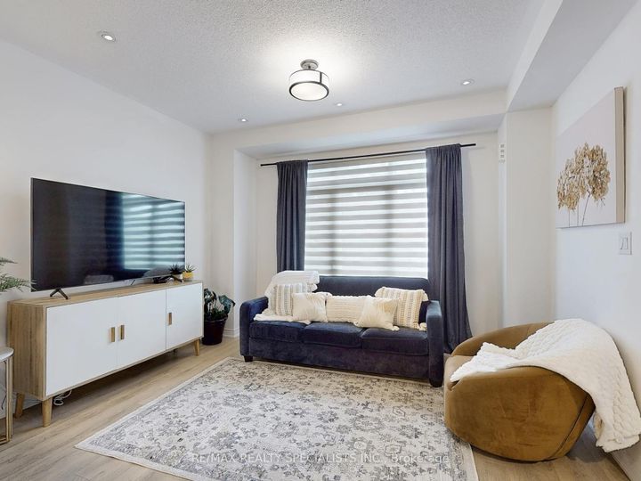 Photo 6 at 28 Backwater Trail, Northwest Brampton, Brampton