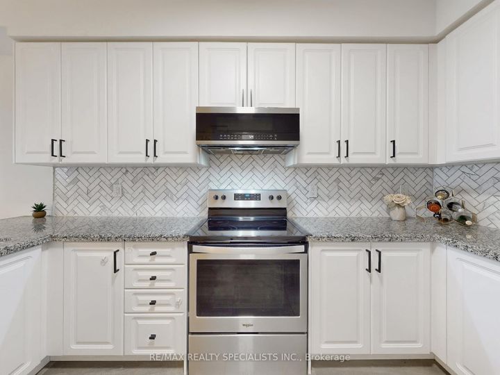 Photo 10 at 28 Backwater Trail, Northwest Brampton, Brampton