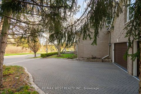 Photo 2 at 5 Humberview Drive, Islington Woods, Vaughan