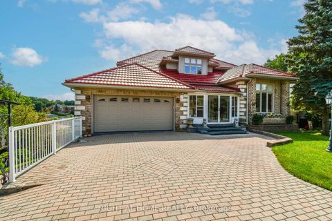 Photo 2 at 11 Thackeray Crescent, Letitia Heights, Barrie