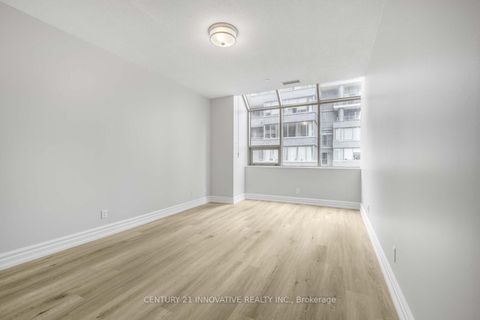 Photo 11 at 302 - 393 King Street W, Waterfront Communities C1, Toronto