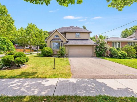 Photo 3 at 37 Maydolph Road, City Centre West, Toronto